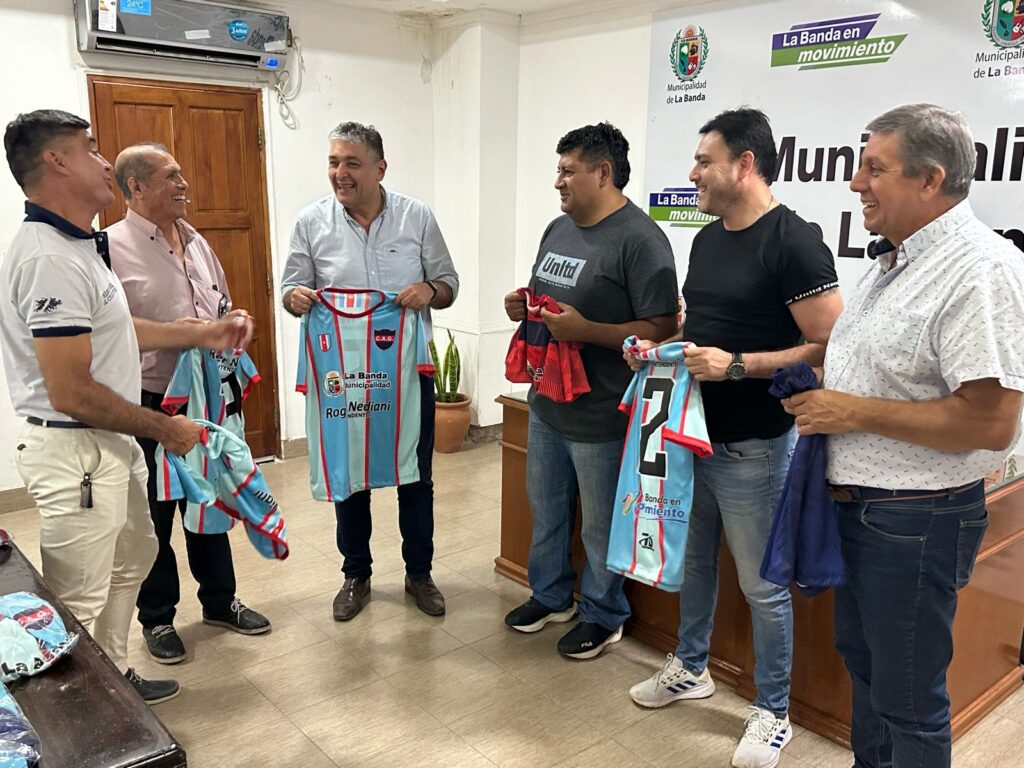 El intendente Nediani entregó indumentaria deportiva al “Club Güemes de La Banda”