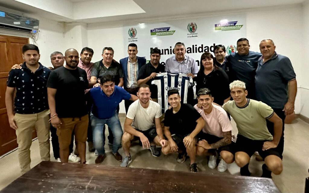 El intendente recibió al equipo de Sarmiento luego de conseguir el ascenso al Federal A