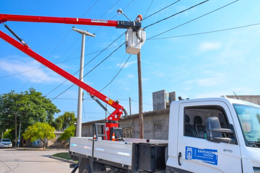 Realizan mantenimiento en el alumbrado del barrio Borges