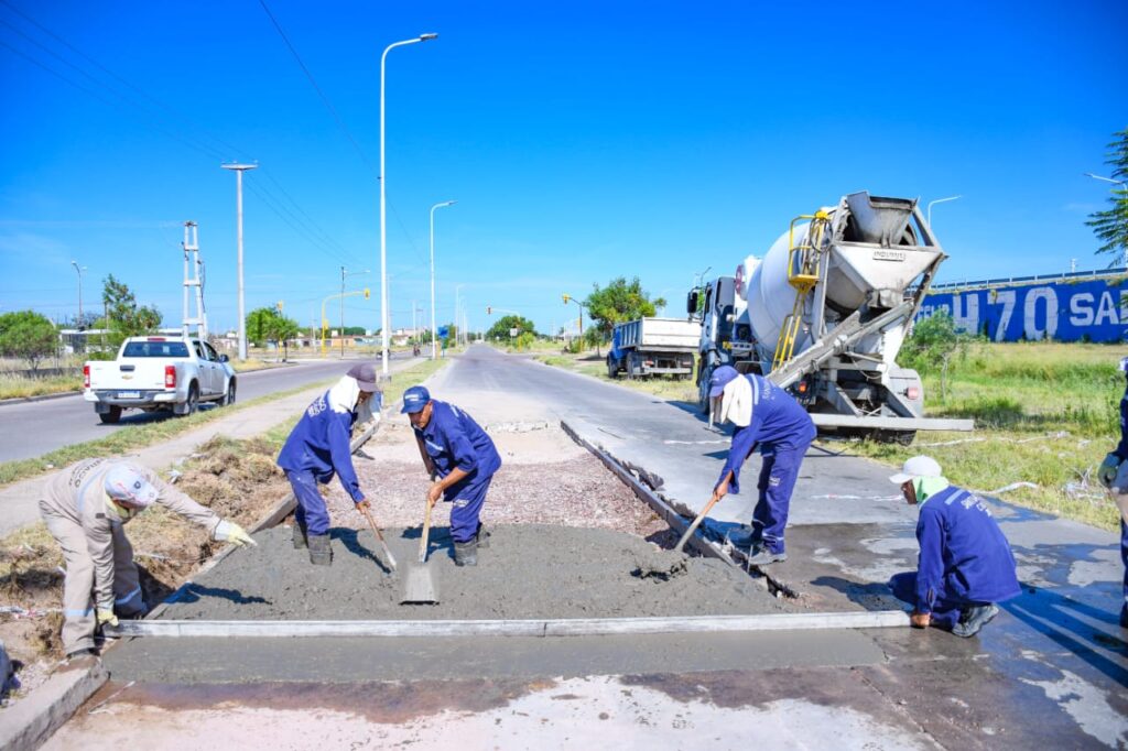 Trabajan en el mantenimiento de la colectora de la avenida de Circunvalación