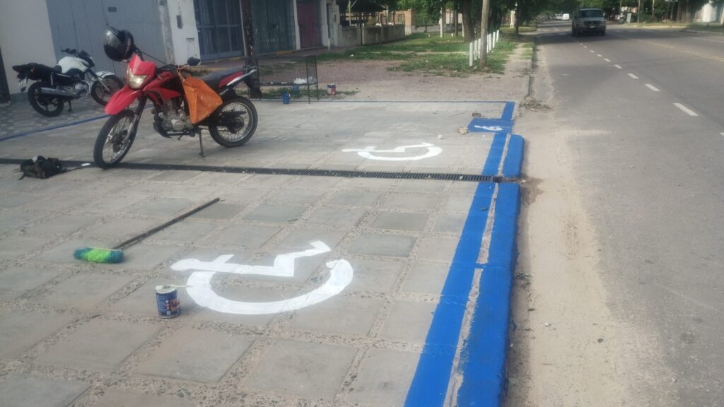 Demarcan zonas de estacionamiento para personas con discapacidad en La Banda