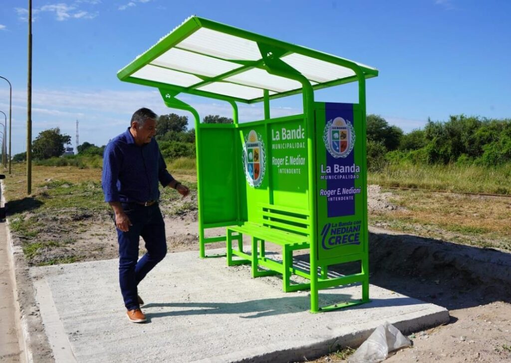 Instalan nuevas garitas para los colectivos en avenida 25 de Mayo