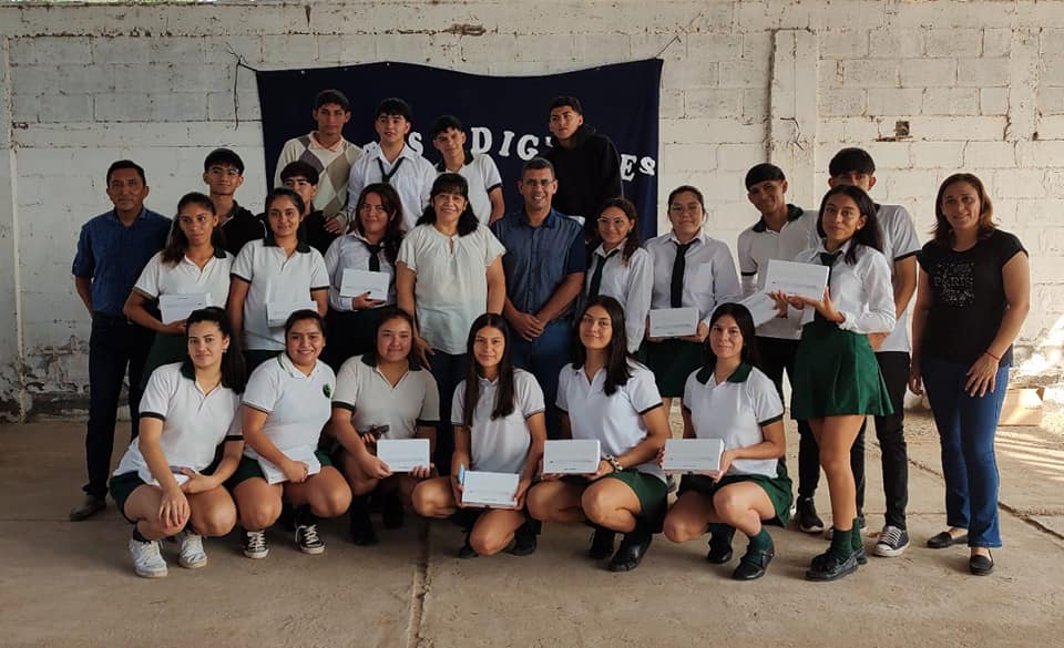 Entregaron tablets a estudiantes de 5° año del Colegio Secundario Arcadio Suárez