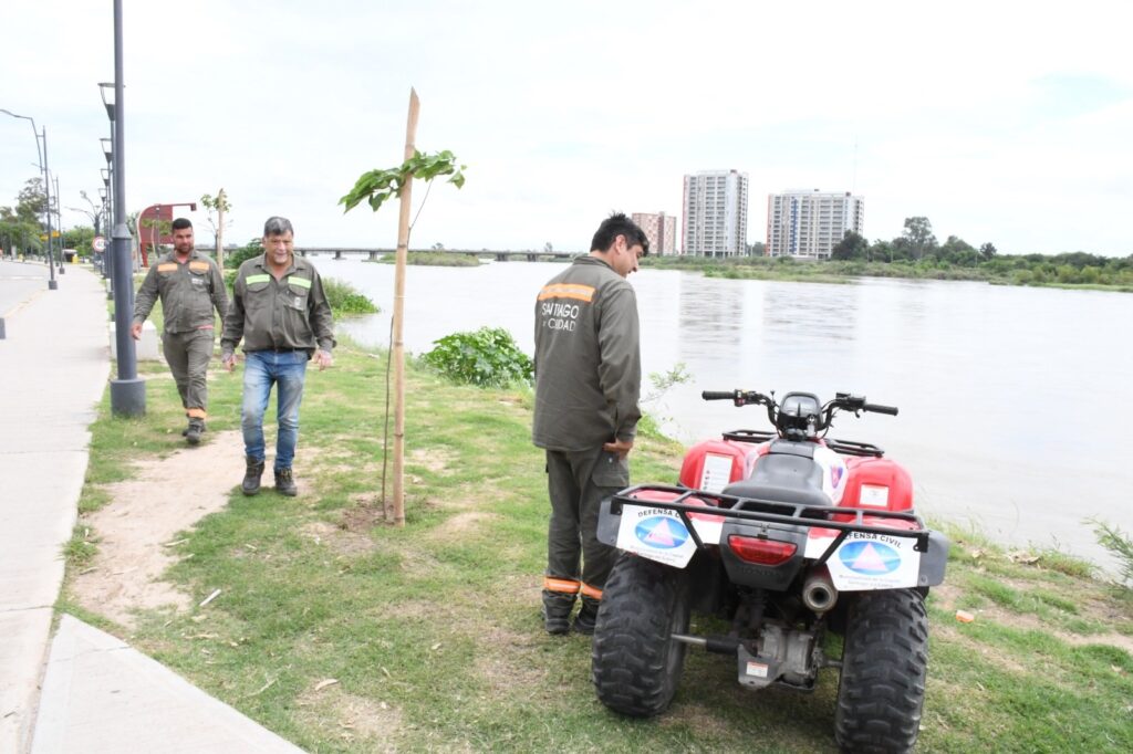 Monitorean las orillas del río Dulce por la importante crecida Monitorean las orillas del río Dulce por la importante crecida