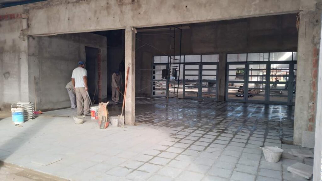 Colocan pisos en la nueva escuela que se construye en Fernández