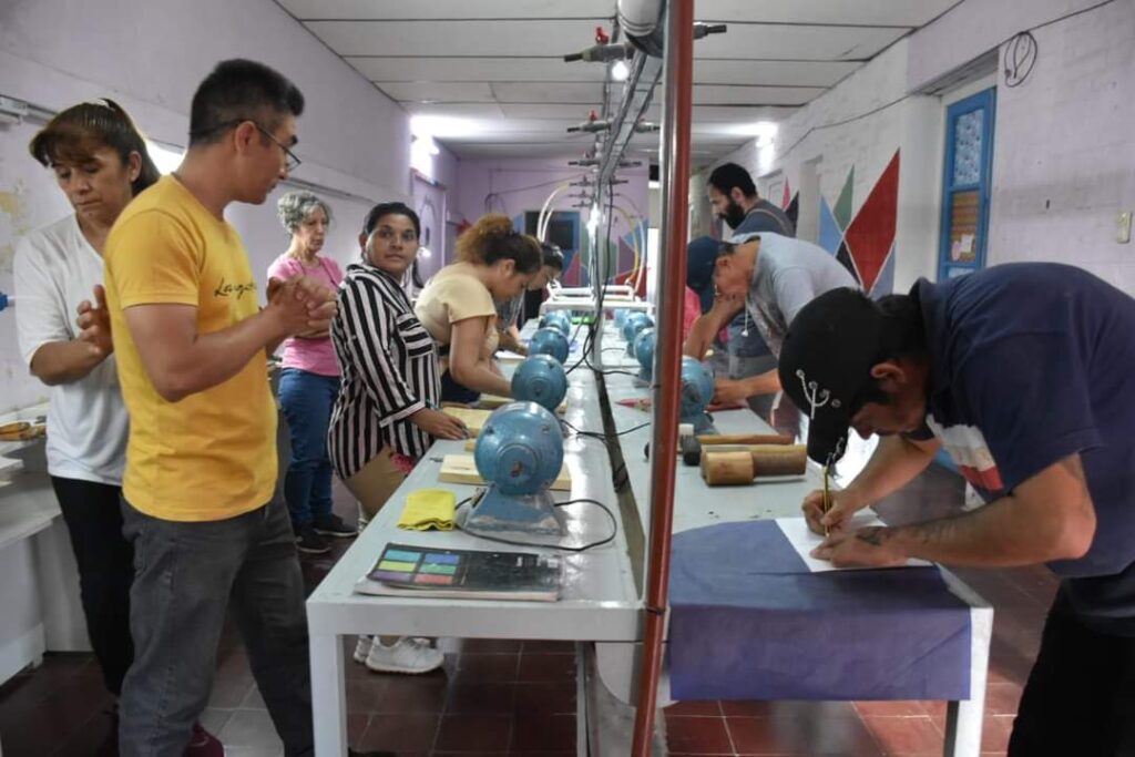 En Frías se desarrolla una taller de Tallado en Madera de forma gratuita