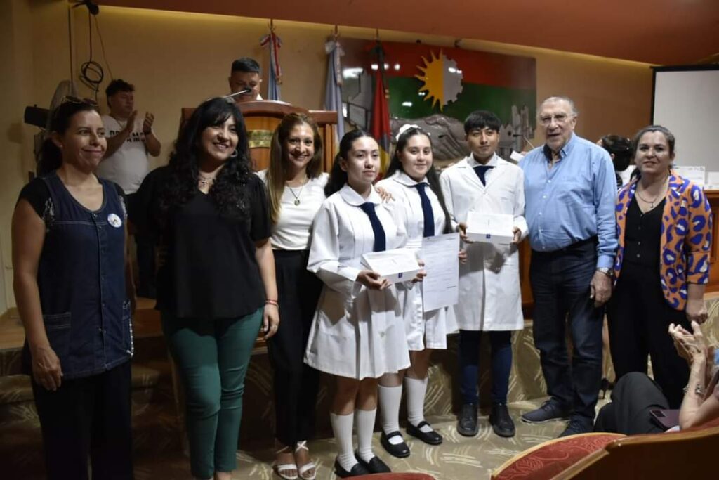 Más de 400 alumnos de instituciones educativas de Frías recibieron tablets