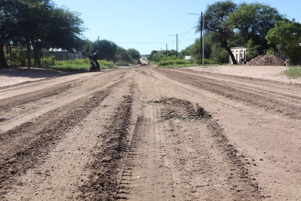 Sumampa: Trabajan en el mejoramiento de calles y caminos vecinales