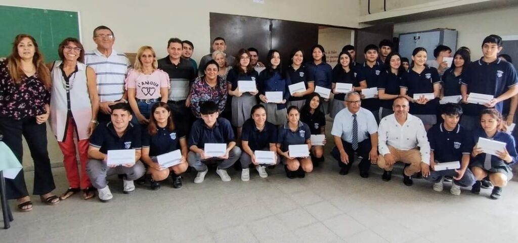 Metas Digitales: Más de 100 alumnos de Loreto recibieron tablets