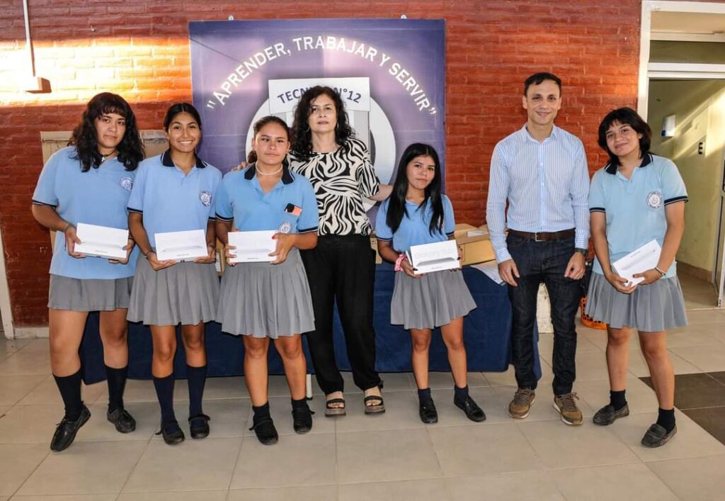 Estudiantes de Fernández fueron beneficiados con el programa “Metas Digitales”