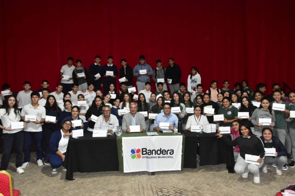 Estudiantes de Bandera recibieron tablets del programa a “Metas Digitales”