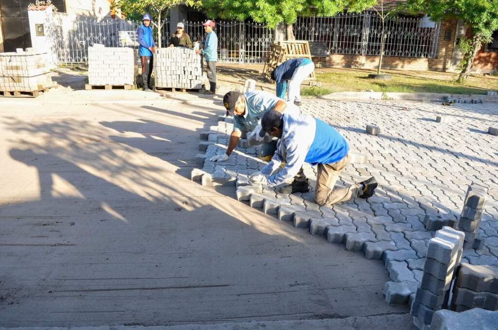Trabajan en la pavimentación de más calles de Fernández