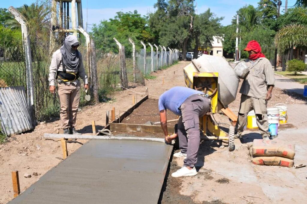 Construyen veredas en el barrio Norte de la ciudad de Fernández Construyen veredas en el barrio Norte de la ciudad de Fernández