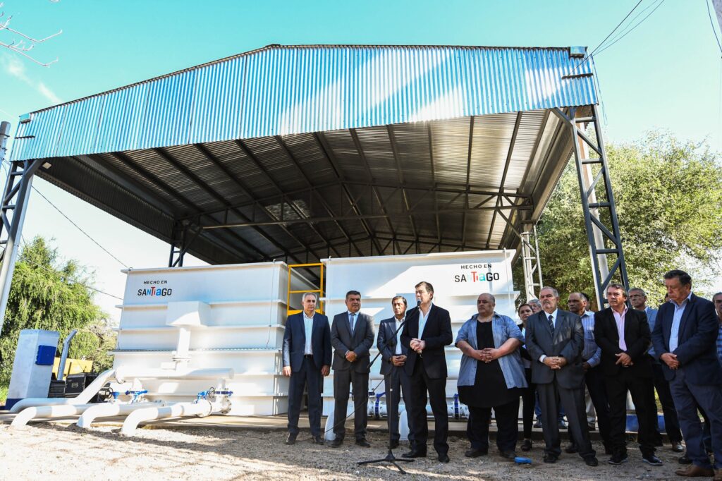 Zamora inauguró una planta potabilizadora y entregó viviendas sociales en Los Quiroga