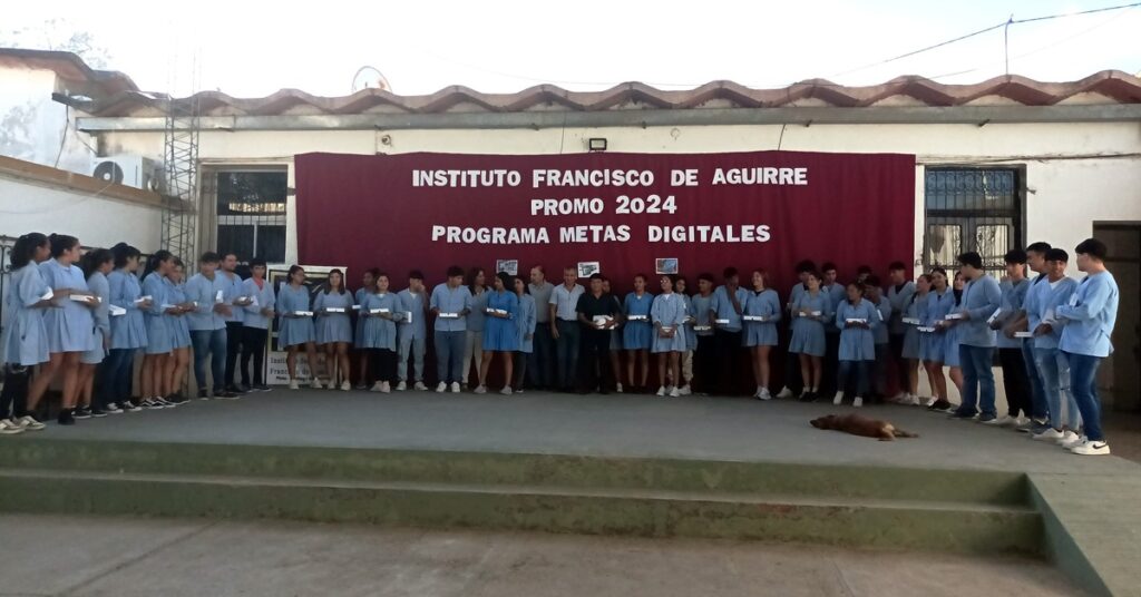 Más de 80 alumnos de Nivel Medio de Pinto recibieron tablets