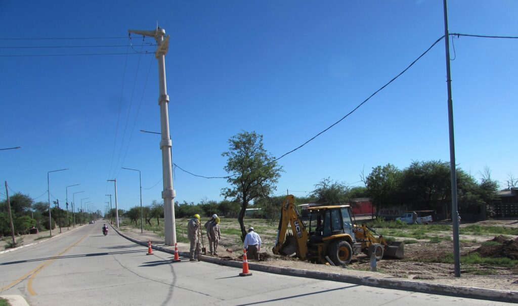 Importante avance en obras que mejorarán el servicio eléctrico de Colonia El Simbolar