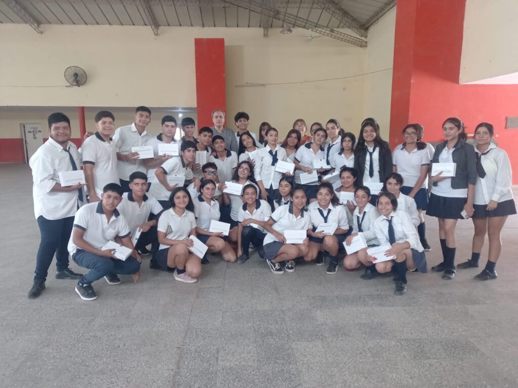 Entregan de tablets en Colonia El Simbolar para generar inclusión y garantizar oportunidades