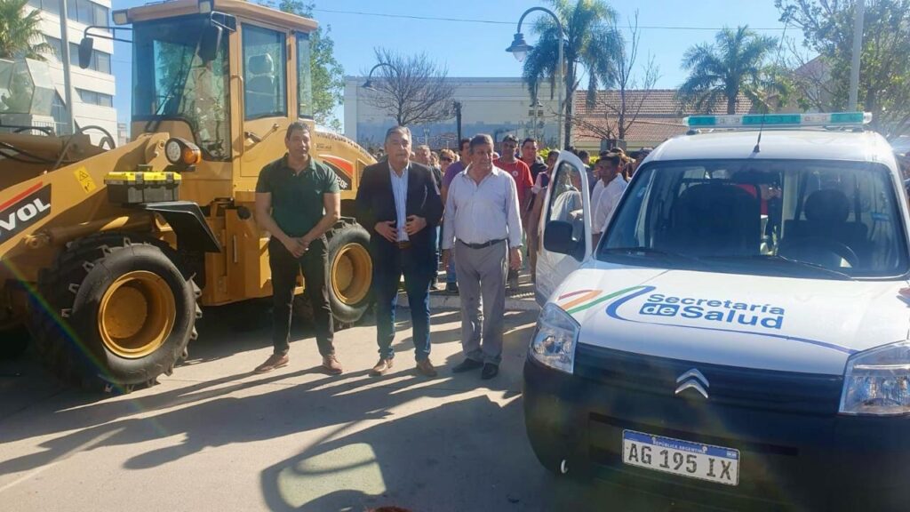 Nediani entregó una pala frontal cargadora y una unidad de traslado