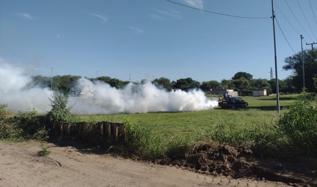 Intensifican los trabajos de desmalezamiento, fumigación y limpieza en La Banda