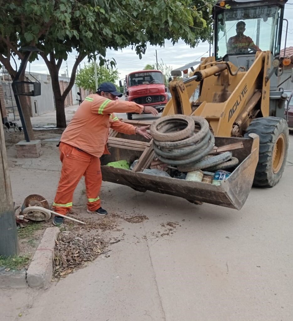 Continúa el programa de descacharreo en barrios de Capital