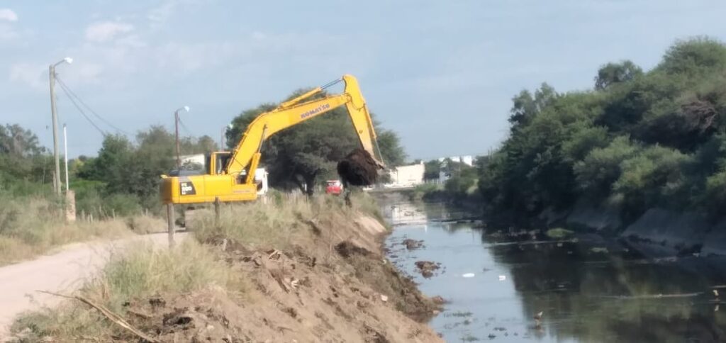 Trabajan en la limpieza del Desagüe Principal Sur Trabajan en la limpieza del Desagüe Principal Sur