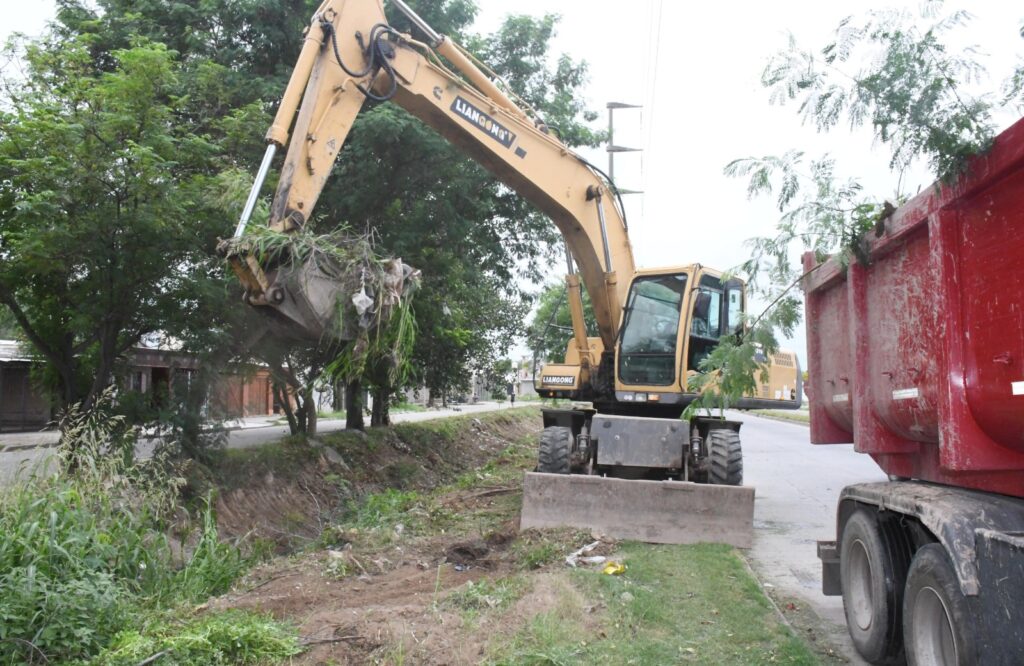 Realizan el mantenimiento de dos importantes desagües en Capital