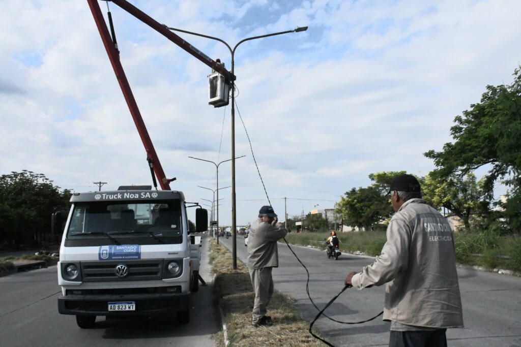 Capital: Reponen cables en Avenida Lugones