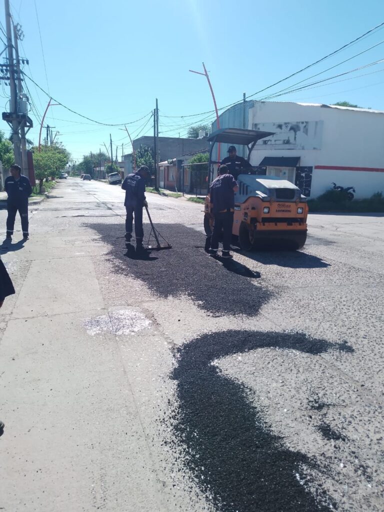 Realizan el mantenimiento de calzadas en distintos puntos de la ciudad