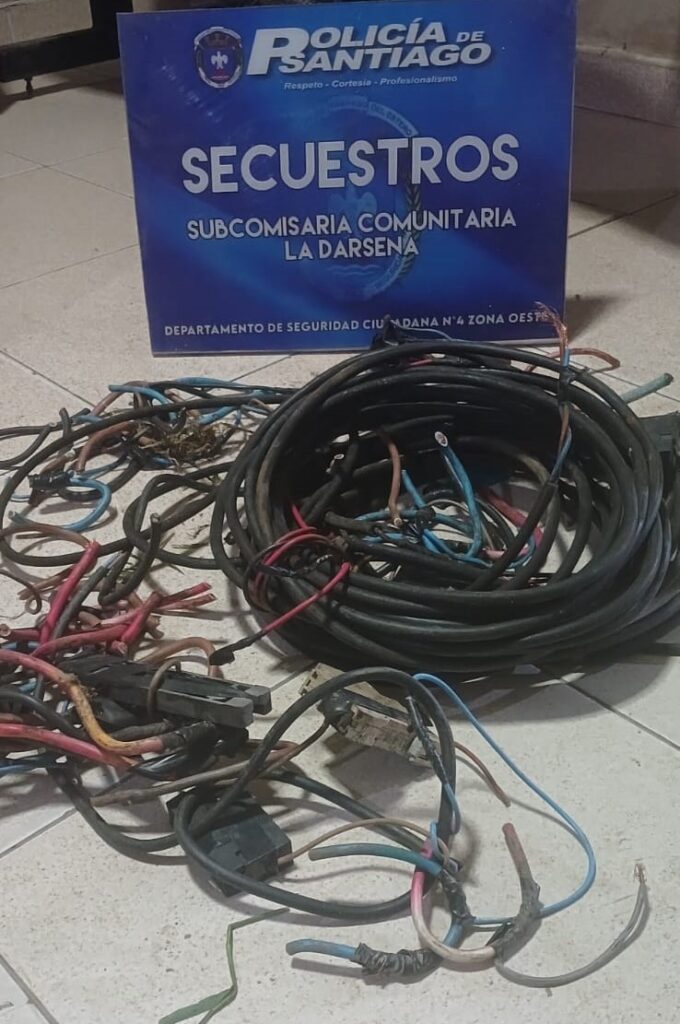 Detienen a tres sujetos cuando saqueaban cables de alumbrado en La Dársena