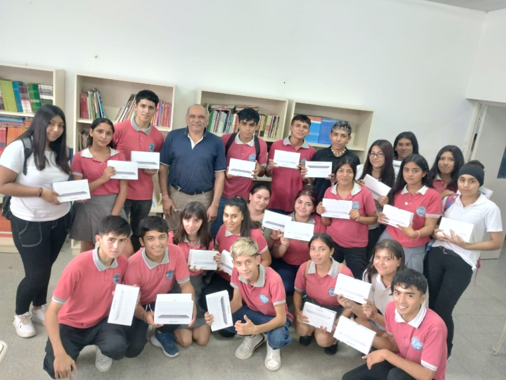 Alumnos del Secundario San Ramón recibieron las tablets del programa Metas Digitales