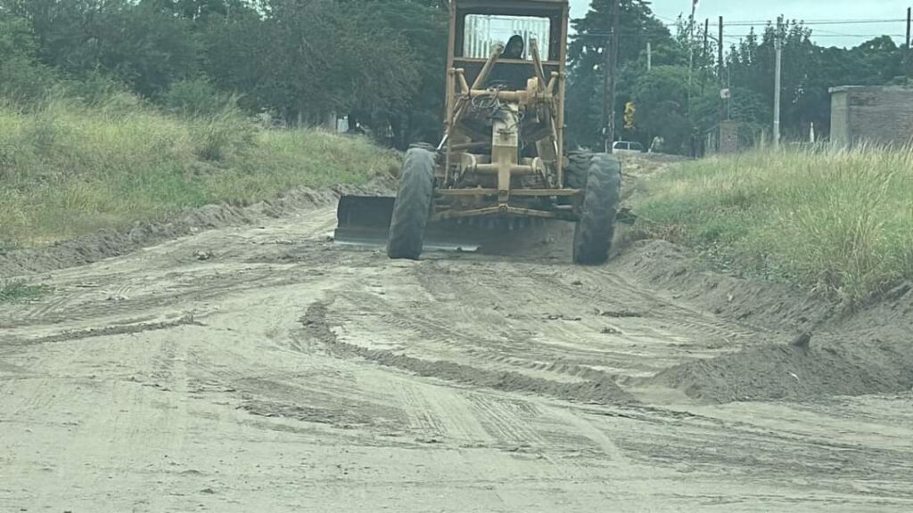 Trabajan en la nivelación de calles de Beltrán