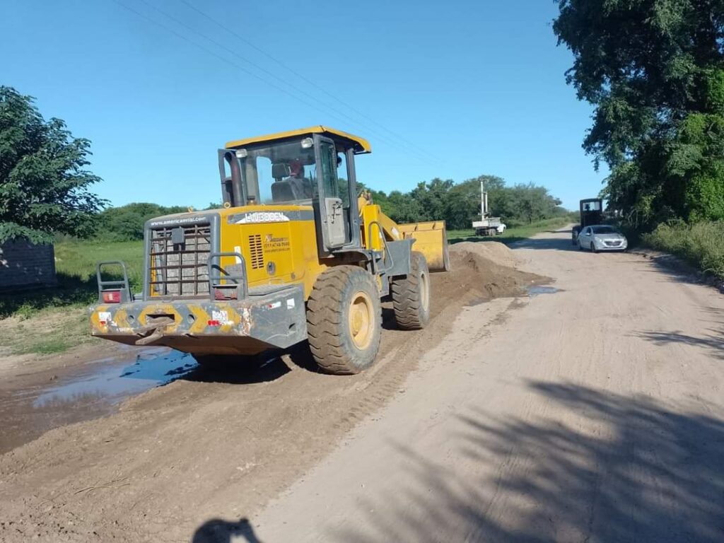 Realizan trabajos de nivelación en el camino que une Beltrán con Higuera Chacra