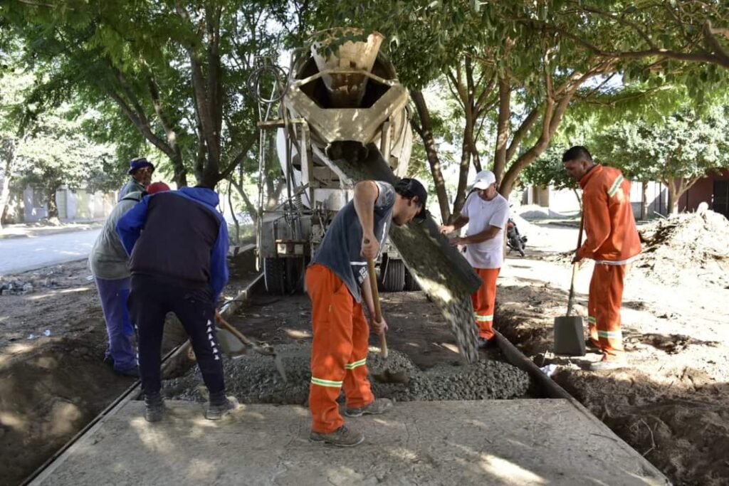 En Frías trabajan en la construcción de veredas y pavimentación de calles