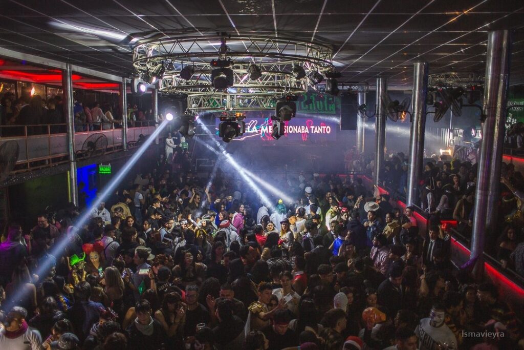 ¡Explota!: Bruta Joda reúne a emos y darks santiagueños en la primera fiesta de 2024