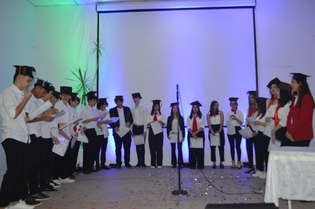 Egresaron más de 30 alumnos del Centro de Estudios de Inglés New Option