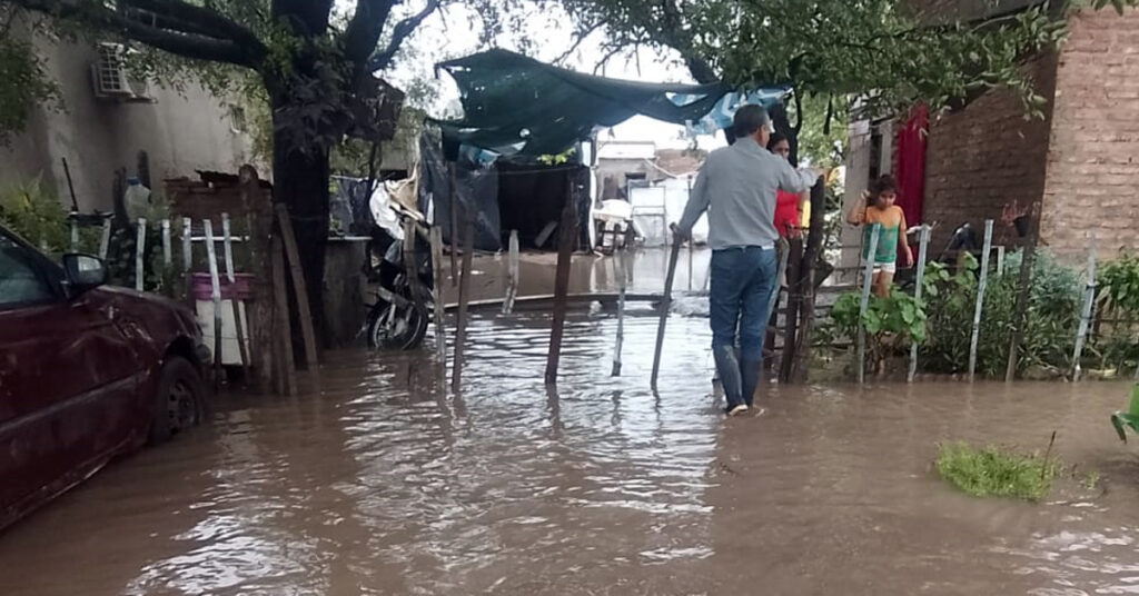 Entregan asistencia a familias afectadas por las lluvias en Pinto