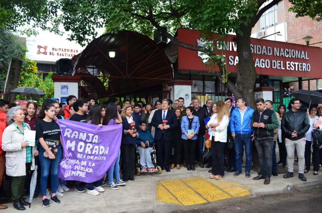 La UNSE realizó un abrazo simbólico en defensa de la Universidad Pública Argentina