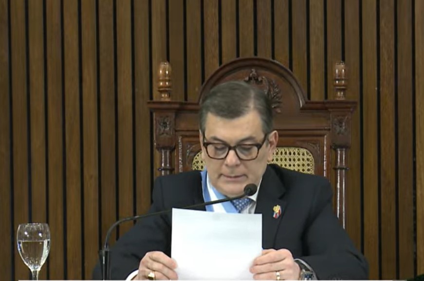 Zamora anunció un incremento salarial del 60% y bonos por $470 mil para empleados públicos