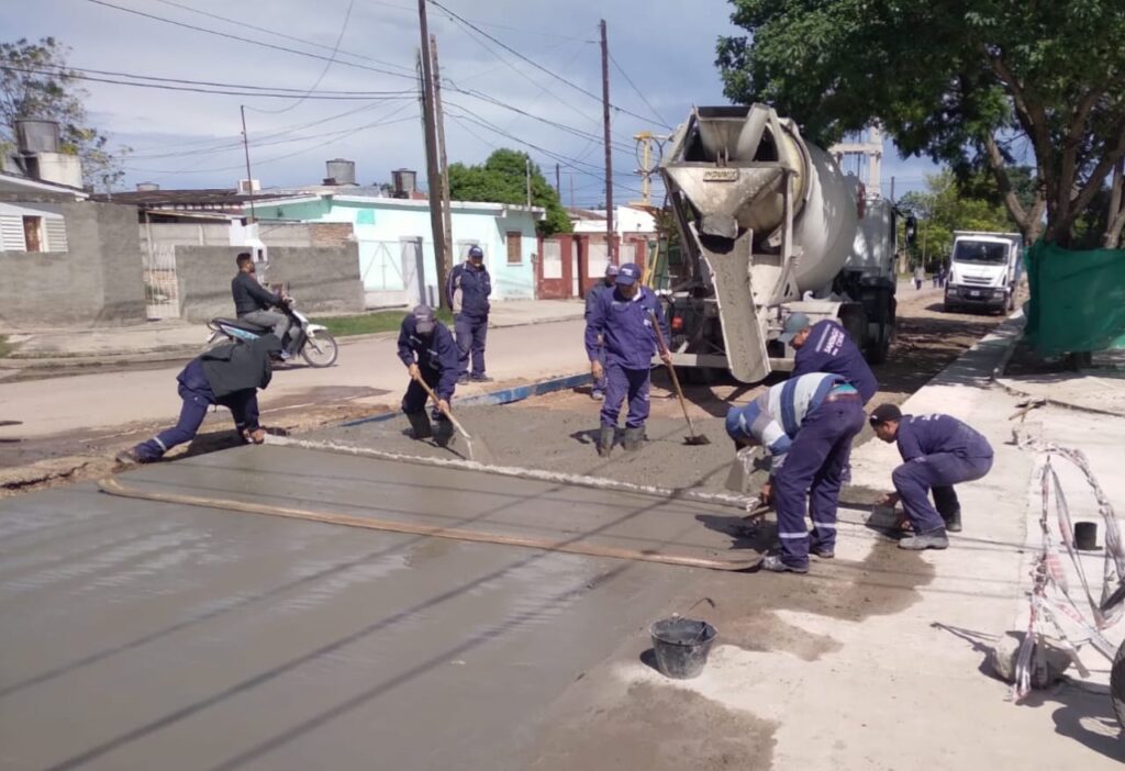 Ejecutan trabajos de bacheos en los barrios Borges y Aeropuerto