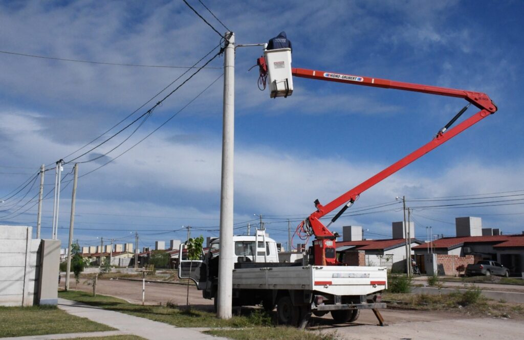 Continúa el programa de mantenimiento del alumbrado público en Capital