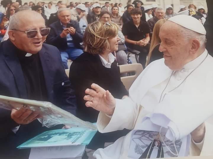 Entregan una estola de la Virgen de Huachana al Papa Francisco