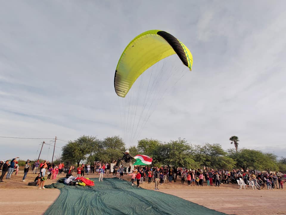 La comunidad de La Cañada disfrutó de un gran espectáculo de parapentes