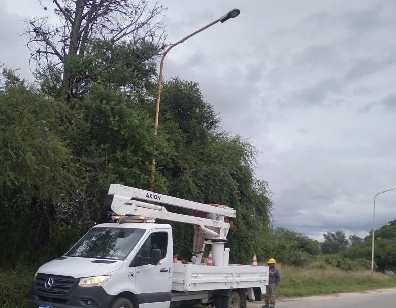 Reponen luminarias en los corredores viales de La Dársena y San Ramón