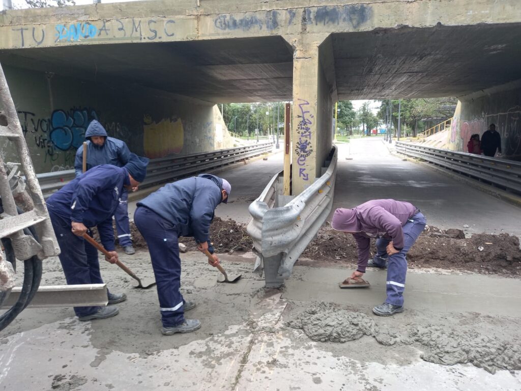 Ejecutan mejoras en desagües de calle Salta