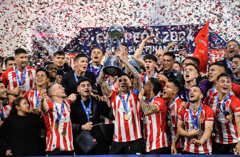 Estudiantes gritó campeón y alzó la Copa de la Liga en Santiago del Estero
