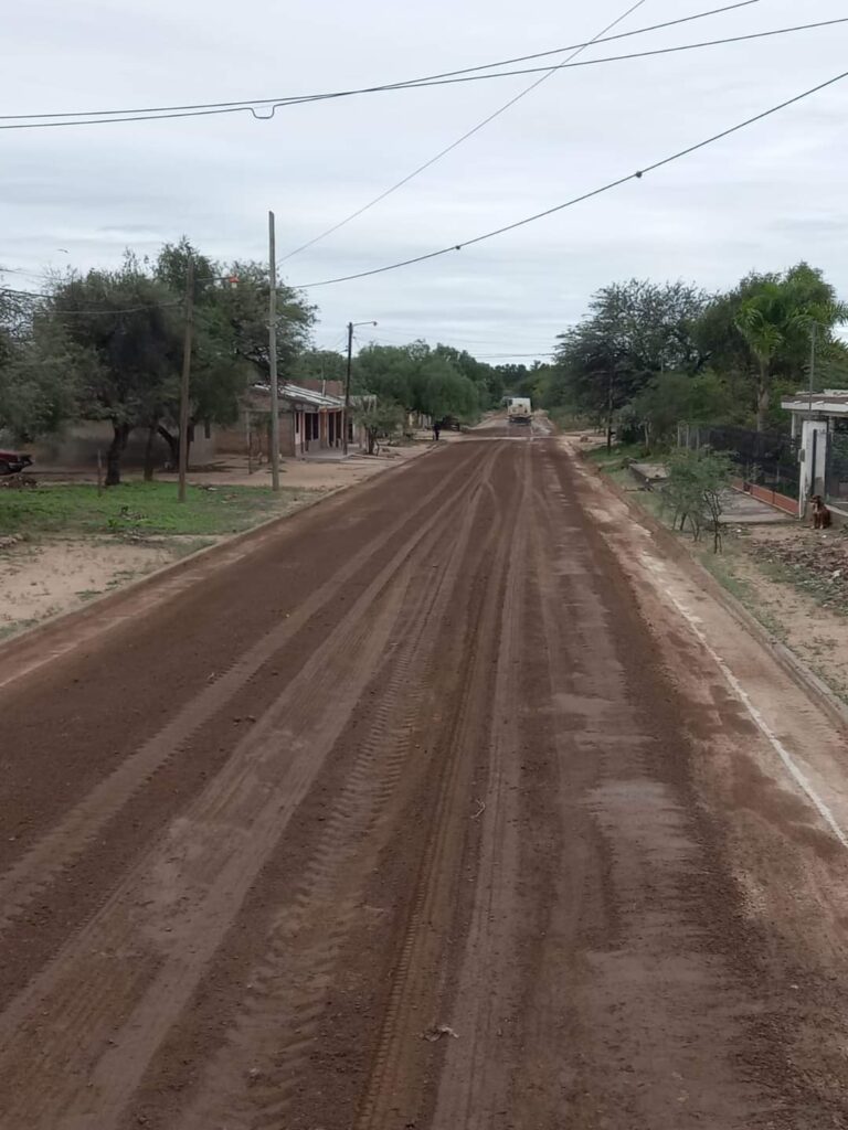 Avanzan con tareas de mejoramiento de calles en Sumampa