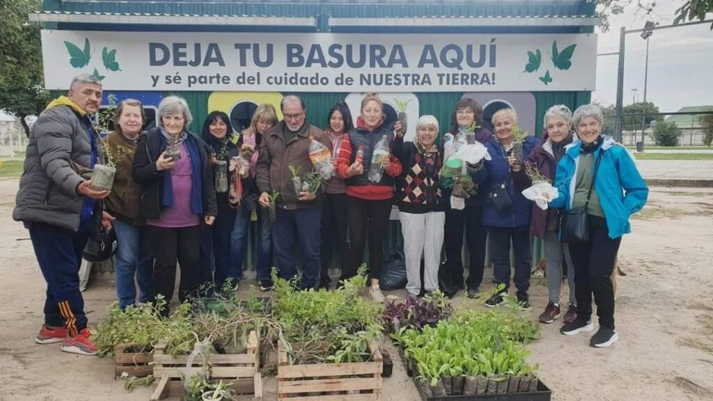 Las Termas: Vecinos y turistas intercambiaron reciclables por plantines