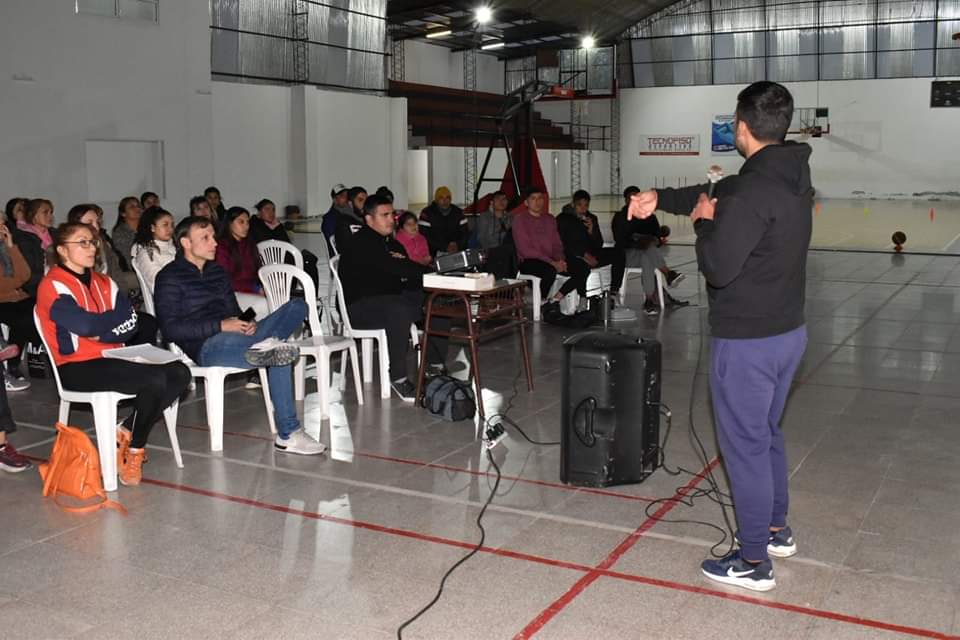 Capacitaron a la comunidad deportiva de Fernández