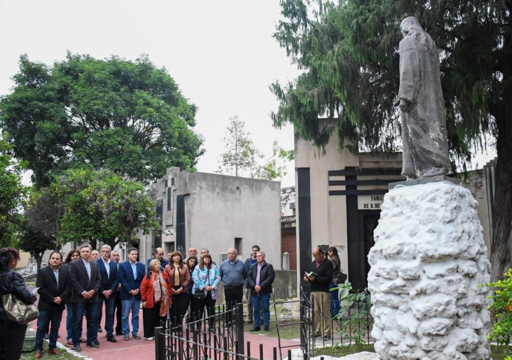 Emotivo homenaje en el cementerio La Piedad a trabajadores santiagueños