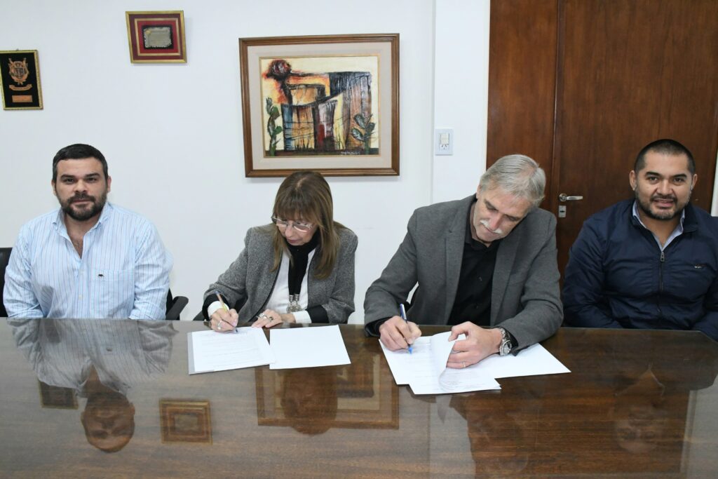 Capital: Firman un convenio para capacitar a empleados municipales